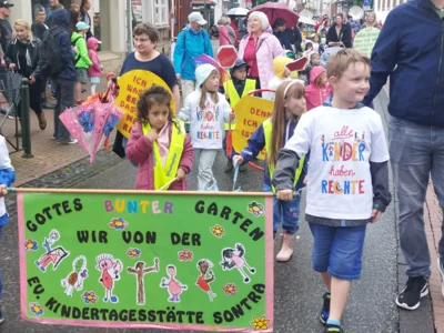 Tolle Beiträge sind immer beim Festumzug zu sehen – die Evangelische Kita war mit dem Thema „Gottes bunter Garten“ im vergangenen Jahr auch dabei (Bild vergr&ouml;&szlig;ern)