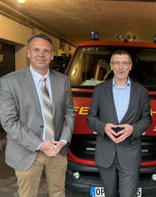 Uwe Schüler, Staatssekretär des Ministeriums des Innern und für Kommunales (MIK) des Landes Brandenburg mit Amtsdirektor des Amtes Temnitz, Thomas Kresse (Bild vergr&ouml;&szlig;ern)
