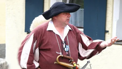 Er kennt seine Heimatstadt so gut wie kaum ein anderer – der „Kulmbacher Stadtbüttel“ ist im Rahmen der beliebten Kulmbacher Erlebnisführungen wieder on tour. Gemeinsam mit Einheimischen und Touristen wandelt er durch die sehenswerte historische Altstadt Kulmbachs und weiß spannende Geschichten und interessante Anekdoten zu berichten (Bildquelle: Tourist Information der Stadt Kulmbach). (Bild vergr&ouml;&szlig;ern)