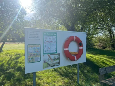 Badestelle am Lanker See - Informationstafel mit Rettungsring (Bild vergr&ouml;&szlig;ern)