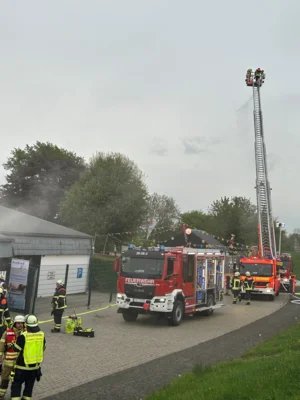 Realitätsnahe Feuerwehrübung im Freibad – Einsatzkräfte trainieren unter anspruchsvollen Bedingungen (Bild vergr&ouml;&szlig;ern)