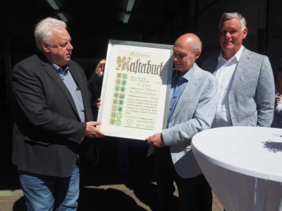 Verleihung des Goldenen Meisterbriefes an Werner Franke (v.l.) Obermeister der Innung des Kraftfahrzeuggewerbes Münster Rainer Ahlers, Inhaber der Auto Franke GmbH Werner Franke, Geschäftsführer Innung des Kraftfahrzeuggewerbes Münster Dirk Albers (Bild vergr&ouml;&szlig;ern)