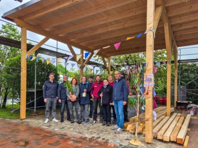 Unter dem großen Schleppdach werkelten die Akteure beim 2. Prignitzer Aktionstag am Vordach für das EKIDZ MiteinanderRaum. Foto: Stadt Pritzwalk (Bild vergr&ouml;&szlig;ern)