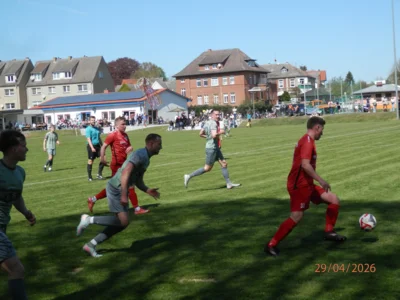 Auch zuletzt beim 3:0 Heimsieg gegen den Tabellendritten TuS Neukalen zeigten die Platzherren am Glammsee mit viel übersichtlicher Spielkontrolle, wie hier mit entschlossener Ballpassage durch Mittelfeldspieler Marvin Tiegs, ihre derzeitige spielerische Dominanz. (Bild vergr&ouml;&szlig;ern)