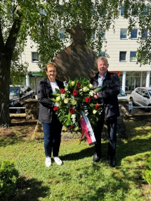 Rainer Neumann (r) und Constanze Stehr legten anlässlich des Tages der Befreiung auf dem Ehrenfriedhof am Rathaus einen Kranz nieder I Foto: Martin Ferch (Bild vergr&ouml;&szlig;ern)