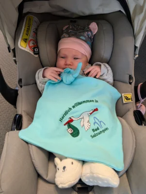 Die kleine Emma Luise Zahl-Härtel aus Witzelroda gehörte zu den ersten Kindern, die eines der neuen Willkommensgeschenke des Bürgerbüros bekommen haben.
