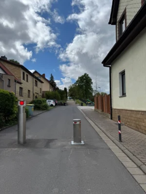 Mehr Sicherheit für Tiefenorter Schulkinder dank versenkbarem Poller