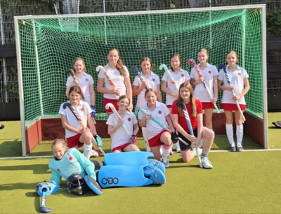 Foto zur Meldung: Am 2. Spieltag der weiblichen U12 setzte sich der HC Soest beim HC Essen souverän mit 4:0 durch. Foto zur Meldung: Am 2. Spieltag der weiblichen U12 setzte sich der HC Soest beim HC Essen souverän mit 4:0 durch.
