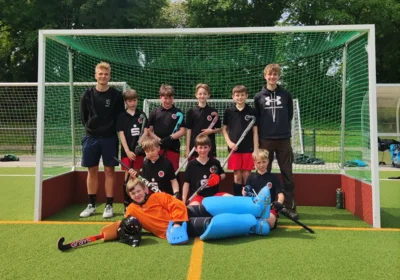 Foto zur Meldung: Zum Auftakt der Feldsaison feierte die männliche U12 des HC Soest beim Spieltag in Herne einen gelungenen Einstand – passend zum Muttertag mit zwei Siegen als besonderes Geschenk. Foto zur Meldung: Zum Auftakt der Feldsaison feierte die männliche U12 des HC Soest beim Spieltag in Herne einen gelungenen Einstand – passend zum Muttertag mit zwei Siegen als besonderes Geschenk.
