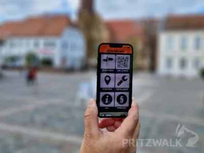 In einem Workshop in den Sommerferien in der Stadtbibliothek wird mit der App „Actionbound“ gearbeitet. Foto: Stadt Pritzwalk (Bild vergr&ouml;&szlig;ern)