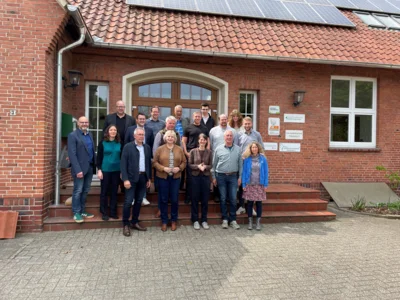 Agrarministerin Miriam Staudte (3.v.r) informierte sich auf Initiative von Thore Güldner (2.Reihe rechts) über die Arbeit des Ökologischen Kompetenzzentrums Oldenburger Land (ÖKOL) und der Ökologischen NABU-Station Oldenburger Land (ÖNSOL) im Grünen Zentrum in Huntlosen (Bild vergr&ouml;&szlig;ern)