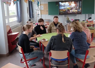 In entspannter Atmosphäre sitzen SchülerInnen mit ihren LehrerInnen beim Kaffeeklatsch zusammen (Bild vergr&ouml;&szlig;ern)