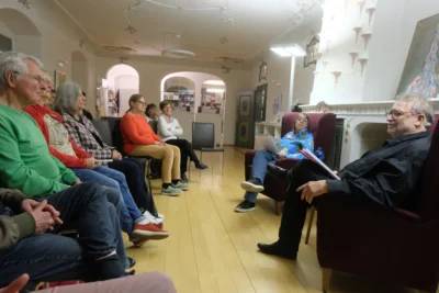 Das Autorenduo Hajo Fickus (rechts) und Monika Schüler präsentierten in der Stadtbücherei Bad Wurzach eine Auswahl literarischer Werke. Foto: Gresser