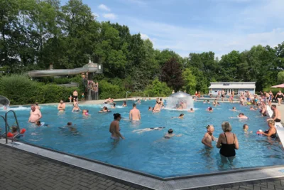 Foto: Blick ins gut besuchte Calauer Erlebnis-Freibad. Aufgrund der Wetterlage wird die Eröffnung vom 15. Mai auf den 22. Mai verschoben. Foto: Stadt Calau / Jan Hornhauer Foto zur Meldung: Saisoneröffnung im Erlebnisbad wird um eine Woche verschoben