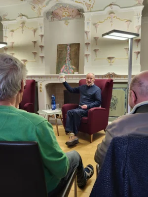 Wolfgang Mach aus Bad Waldsee liest in der Stadtbücherei Bad Wurzach. Foto: Conny Merk