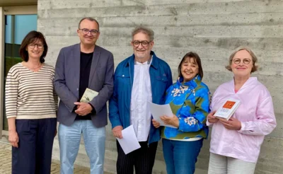 Foto: von links: Büchereileiterin Sigrid Kögler sowie die Signatur-Mitglieder Martin Brenner-Burkhard, Hajo Fickus, Monika Schüler und Moni Moser. Foto: Rita Schade Foto zur Meldung: Literaturabend inspiriert zu „Zwischenwelten“