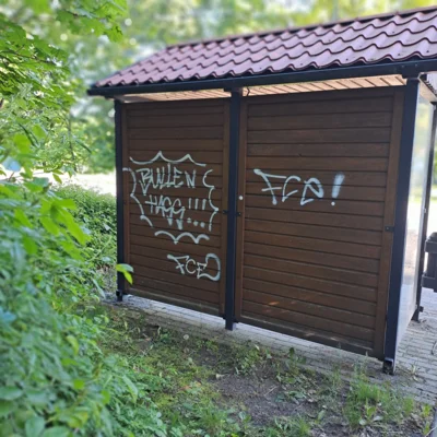 beschmierte Bushaltestelle (Bild vergr&ouml;&szlig;ern)