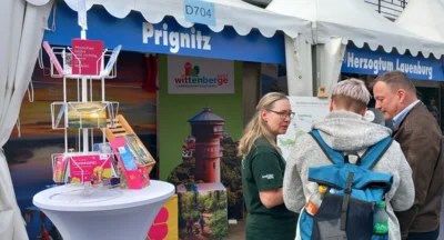 Katharina Christlieb im Gespräch mit Gästen des 837. Hamburger Hafengeburtstags I Foto: Johanna Pusch (Bild vergr&ouml;&szlig;ern)