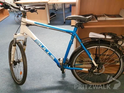 Das blau-weiße Fahrrad wurde schon am 30. April gefunden und kann jetzt im Fundbüro abgeholt werden. Foto: Stadt Pritzwalk (Bild vergr&ouml;&szlig;ern)