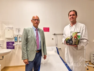 Bürgermeister Dr. Ronald Thiel wünscht dem neuen D-Arzt Dr. Arne Weinhold alles Gute. Foto: Stadt Pritzwalk (Bild vergr&ouml;&szlig;ern)