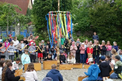 Tanz in den Mai bei der Grundschule Ellenberg (Bild vergr&ouml;&szlig;ern)