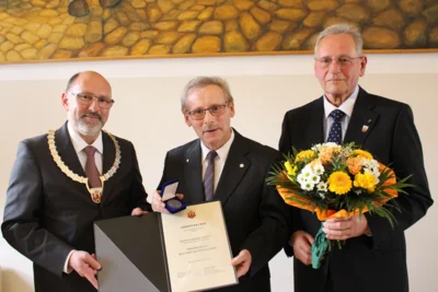 Burkhard Schultz (M.) erhielt die Ehrenmedaille von Bürgermeister Dr. Philipp Wacker (l.) und dem 2. stellv. Vorsitzenden der Stadtverordnetenversammlung, Reinhard Haase (r.).