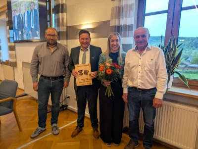 Gemeinderat Manuel Christl (l.) und zweiter Bürgermeister Eberhard Preiß (r.) gratulierten dem Prackenbacher Gemeindeoberhaupt und neuem dritten Landrat Andreas Eckl zu seiner Wahl. Manuela Eckl durfte einen Blumenstrauß in Empfang nehmen.