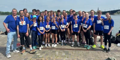 Gruppenfoto aller Teilnehmer am Gutenberg Halbmarathon (Bild vergr&ouml;&szlig;ern)