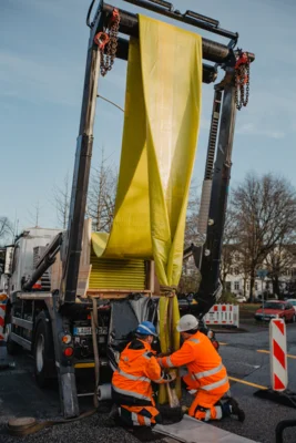 Einbau eines Schlauchliners, wie er zur Sanierung des Regenwasserkanals in der Brudermannstraße in Mandelbachtal-Bebelsheim eingesetzt wird. Der Liner wird über einen Schacht in das bestehende Rohr eingebracht und im Kanal mittels UV-Licht ausgehärtet. Foto: Aarsleff Rohrsanierung GmbH