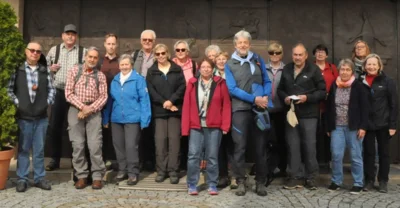 Die Pilgergruppe am Startpunkt vor der Kirche "Unsere liebe Frau" in Erlangen-Dechsendorf