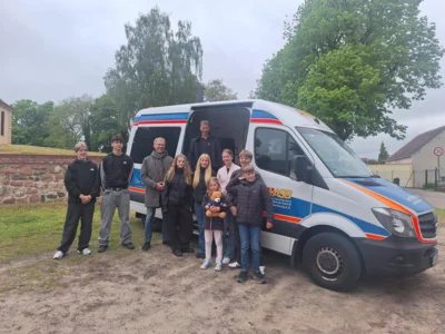 Wünschewagen Brandenburg beeindruckt Konfirmandengruppe in Golzow-Planebruch (Bild vergr&ouml;&szlig;ern)