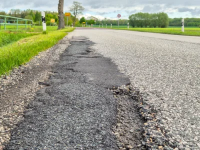 Die marode Asphaltdecke in der Straße Meyenburger Tor soll Ende von Mai bis Anfang Juni saniert werden. Foto: Stadt Pritzwalk (Bild vergr&ouml;&szlig;ern)