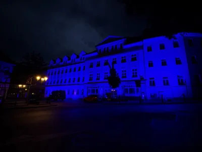 Die Beleuchtung des Verwaltungszentrums des Werra-Meißner-Kreises und Landgrafenschlosses im Rahmen von #LightUpTheNight4ME setzt ein sichtbares Zeichen für Menschen mit ME/CFS. (Bild vergr&ouml;&szlig;ern)