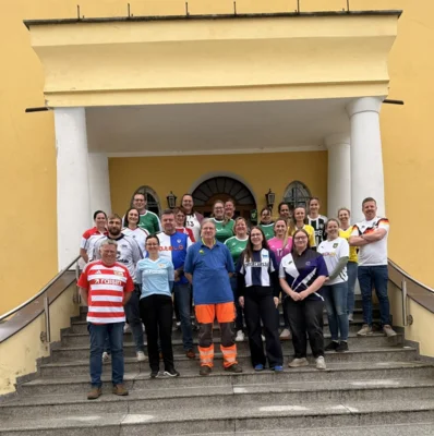 Mitarbeitende der Amtsverwaltung im Trikot (Bild vergr&ouml;&szlig;ern)