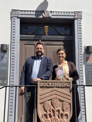 Bürgermeisterin Olga Schneider begrüßt neuen Leiter der JVA Rockenberg im Rathaus (Bild vergr&ouml;&szlig;ern)