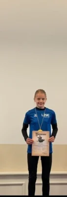 Annika Mönch hält Fahne hoch