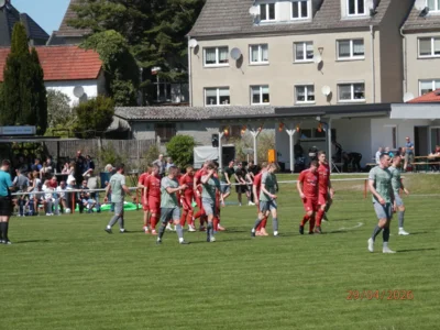 In den vergangenen Heimspielen gelang den ,,Roten" oftmals mit einem frühen Treffer der entscheidende Wink in die richtige Richtung, zuletzt im Heimtreffen gegen TuS Neukalen traf Jonas Bohnes bereits in der zweiten Spielminute zum 1:0 (hier verdeckt beim Torjubel der ,,Roten"). (Bild vergr&ouml;&szlig;ern)