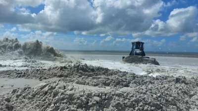 Foto: Erster Spülstoß erfolgreich: Der Planierbagger ist bereits im Einsatz (Foto: AmtFA Andreas Hansen) Foto zur Meldung: Sandaufspülung Nieblum-Goting: Wichtige Küstenschutzmaßnahme mit erstem Spülstoß gestartet