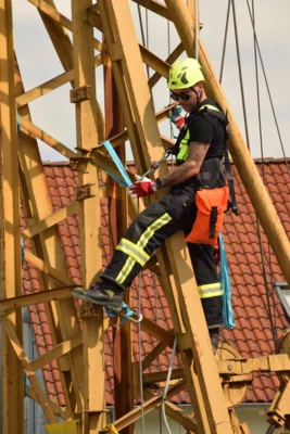Ausbildung im Bereich Absturzsicherung bei der Freiwilligen Feuerwehr Obersontheim (Bild vergr&ouml;&szlig;ern)