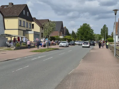 Schellhorn im Schnäppchenfieber beim diesjährigen Dorfflohmarkt (Bild vergr&ouml;&szlig;ern)