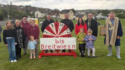 Bürgermeister, Hänselmeister und Glück Auf Fanfaren Sontra beim Aufstellen der BREiTWiESN-Uhr (Bild vergr&ouml;&szlig;ern)