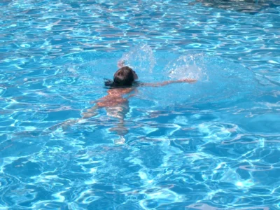 kleines Mädchen schwimmt selbständig das erste Mal im Pool (Bild vergr&ouml;&szlig;ern)