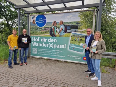 Vorstellung der neuen Kampagne für den Bliessteig. Von links: Maurice Eickhoff – Manager für nachhaltige Mobilität, Torsten Czech – Leiter der Stabsstelle für Nachhaltige Entwicklung und Mobilität, Frank John – Landrat des Saarpfalz-Kreises, Katrin Thieser – Saarpfalz-Touristik. Foto: Paula Jacob.