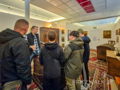 Museumsleiter Lars Schladitz weist die nächste Gruppe in das Ratespiel im Escape-Room ein.  Foto: Stadt Pritzwalk (Bild vergr&ouml;&szlig;ern)