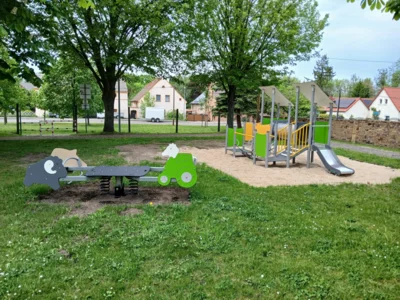 Zwei neue Spielgeräte für Spielplatz in Kostebrau