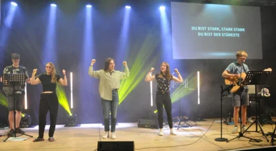 Mitreißende Lobpreislieder, präsentiert von einer Live-Band: Dahin geht der Trend bei den Versammlungen des Landeskirchlichen Gemeinschaftsverbandes Bayern - wie hier beim einem Pfingsttreffen in Puschendorf.