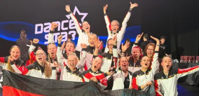Teamfoto von den Weltmeistern - Allround Dance Kader 2026 (Bild vergr&ouml;&szlig;ern)