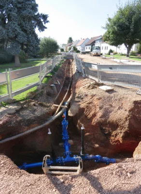 Wie hier in der Kettelerstraße in Bliesmengen-Bolchen wird auch in der Rosenstraße in Wittersheim der Neubau der Wasserleitung in offener Grabenbauweise erfolgen. Die neue Hauptleitung wird künftig innerhalb der Fahrbahn verlegt. Foto: TeWeMa