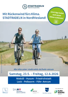 Poster zum STADTRADELN: das Bild zeigt zwei Radelnde in sommerlichen Kleidern entlang eines Deichwegs. Das Plakat nennt den Kampagnenzeitraum von 23. Mai bis 12. Juni 2026 und die weiteren in Nordfriesland teilnehmenden Orte Niebüll, Husum, Friedrichstadt, Leck und Pellworm. Anmeldungen und weitere Infos findet man unter www.stadtradeln.de/foehr-amrum.