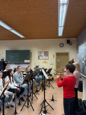 Meldung: &#xD83CDFB6 Klasse 4 zu Besuch bei der Bläserklasse des Käthe-Kollwitz-Gymnasiums &#xD83CDFBA&#xD83EDD41